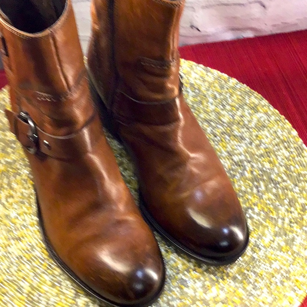 Cognac Clarks Ankle Boots. Buckle zip ups S/7.5